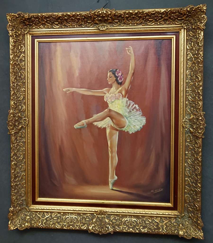 Tancerka ubrana jest w klasyczną, biało-seledynową paczkę (tutu), ozdobioną na gorsecie motywami kwiatowymi (prawdopodobnie różami). We włosy ma wpięte duże, różowe kwiaty, które stanowią mocny akcent kolorystyczny kompozycji.