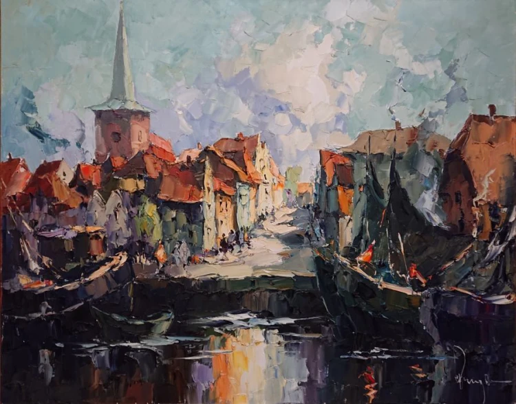 Obraz przedstawia dynamiczną panoramę portową, najprawdopodobniej inspirowaną architekturą północnoniemiecką, na co wskazuje charakterystyczna wysoka wieża kościelna. Na pierwszym planie widoczne są ciemne sylwetki łodzi rybackich.
