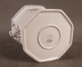 Na spodzie osłonki znajduje się zielona pieczęć z napisem „Lichte Fine China”, symbolem z gwiazdą oraz informacjami „Made in GDR” (Wyprodukowano w NRD) i „handgemalt” (ręcznie malowane).