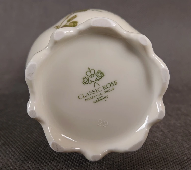 Producent: Przedmiot pochodzi z renomowanej niemieckiej manufaktury Rosenthal, co potwierdza zielona sygnatura na spodzie: „CLASSIC ROSE, ROSENTHAL GROUP, GERMANY”.