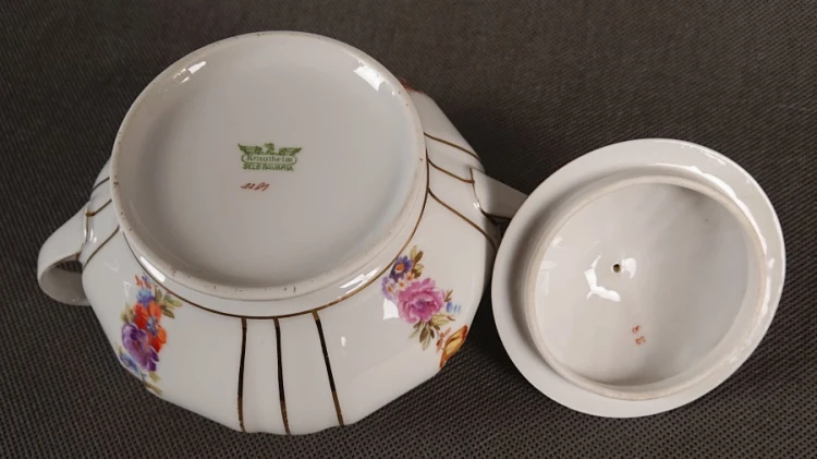 Materiał: Wysokiej klasy biała, lśniąca porcelana o delikatnej strukturze.