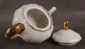 Na powierzchni porcelany widoczne są pionowe kanelowania (tłoczenia w formie prążków), które nadają bryle lekkości i struktury. Jest to ozdoba samej masy porcelanowej.