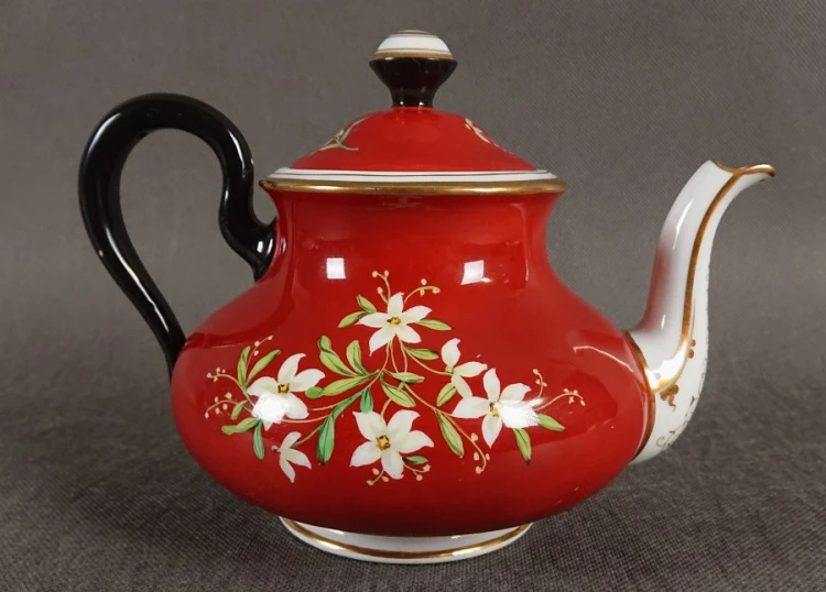Ten elegancki, przedwojenny imbryk to doskonały przykład dolnośląskiej galanterii porcelanowej, łączącej w sobie estetykę Art Deco z tradycyjną florystyką.