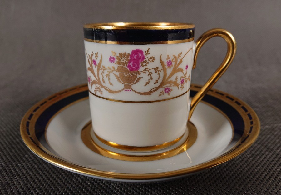 Ta elegancka filiżanka do espresso (typu demitasse) wraz ze spodkiem to klasyczny produkt niemieckiej manufaktury Reichenbach z Turyngii.