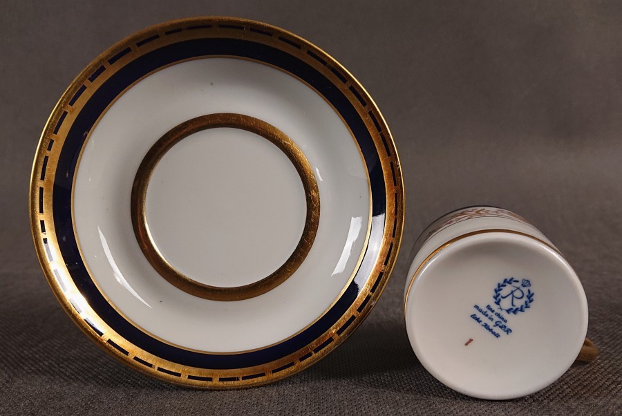 Symbol: Litera „R” wpisana w wieniec laurowy, zwieńczona koroną – znak towarowy manufaktury Reichenbach. Napisy: „fine china”, „made in G.D.R.” (wyprodukowano w NRD) oraz „Echt Kobalt”.