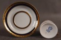 Symbol: Litera „R” wpisana w wieniec laurowy, zwieńczona koroną – znak towarowy manufaktury Reichenbach. Napisy: „fine china”, „made in G.D.R.” (wyprodukowano w NRD) oraz „Echt Kobalt”.