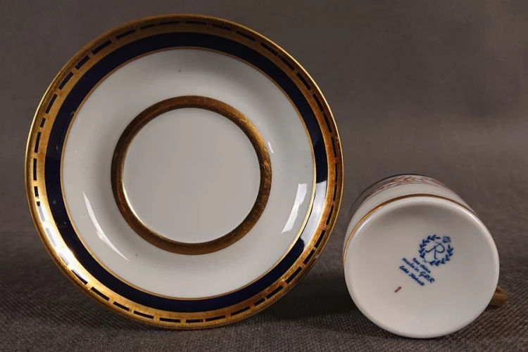 Symbol: Litera „R” wpisana w wieniec laurowy, zwieńczona koroną – znak towarowy manufaktury Reichenbach. Napisy: „fine china”, „made in G.D.R.” (wyprodukowano w NRD) oraz „Echt Kobalt”.