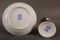 Symbol: Litera „R” wpisana w wieniec laurowy, zwieńczona koroną – znak towarowy manufaktury Reichenbach. Napisy: „fine china”, „made in G.D.R.” (wyprodukowano w NRD) oraz „Echt Kobalt”.