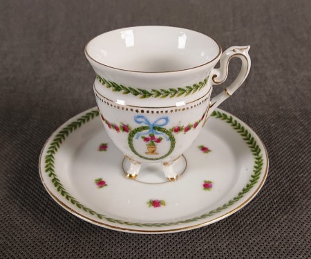Elegancka, miniaturowa filiżanka do espresso (mokki) ze spodkiem, wykonana z cienkościennej, białej porcelany. Zestaw bogato ręcznie malowany i złocony.