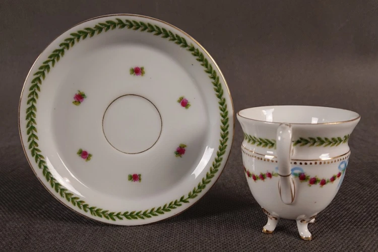 porcelana: cienkościenna, wysokiej klasy dekoracja: ręczne malowanie + złocenie (złoto płatkowe / farba złota)