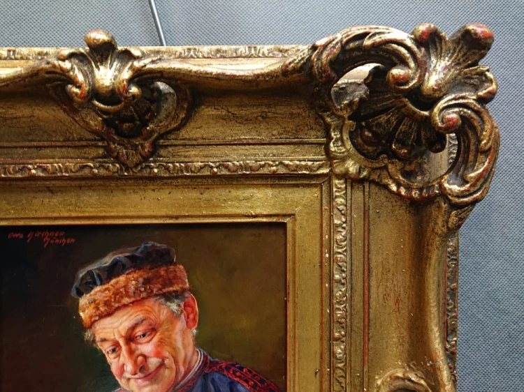 Obraz oprawiono w bogato zdobioną, złoconą ramę o formach neobarokowych, typową dla ekspozycji prac o charakterze salonowym i dekoracyjnym.
