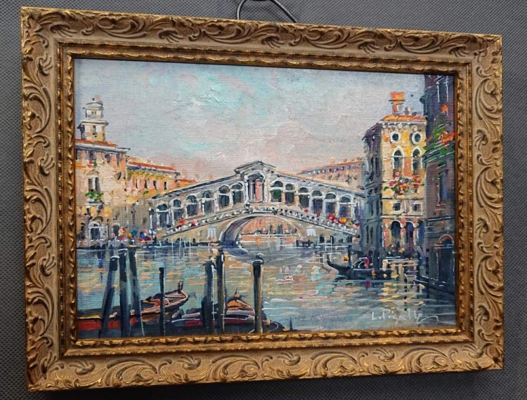 Ogólny widok obrazu przedstawiającego Most Rialto w Wenecji, oprawionego w luksusową, złotą ramę.