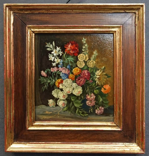 Klasyczna martwa natura – obraz olejny przedstawiający bukiet kwiatów w ozdobnej, złotej ramie.