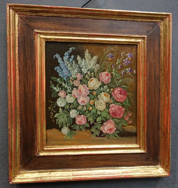 Prezentacja profilu i grubości bogato zdobionej ramy obrazu – widok pod kątem.