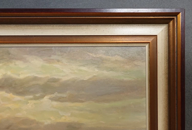 Fragment luksusowej, szerokiej złotej ramy z bogatym ornamentem, oprawiającej obraz marynistyczny.jpg