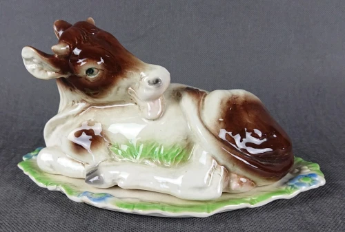 Unikatowa Maselnica Figuralna „Krowa” – Przedwojenna Majolika.JPG