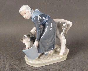 Royal Copenhagen 779 Figurka Dziewczynka z Cielęciem | Top Art