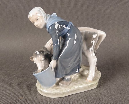 Royal Copenhagen 779 Figurka Dziewczynka z Cielęciem.