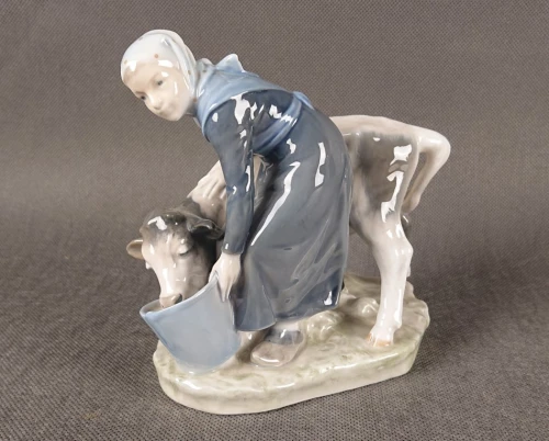 Royal Copenhagen 779 Figurka Dziewczynka z Cielęciem.
