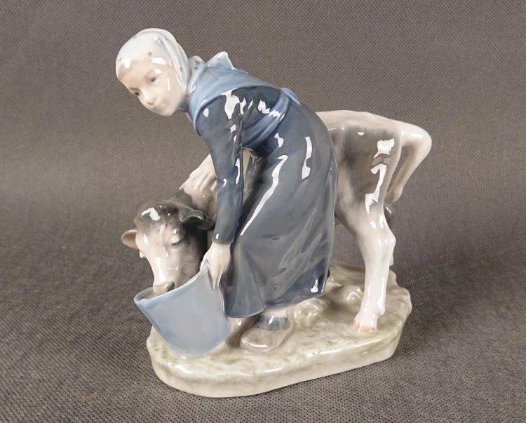 Royal Copenhagen 779 Figurka Dziewczynka z Cielęciem.