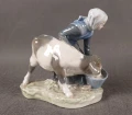 Royal Copenhagen 779 Antyczna Figurka Profil prawy Dziewczynka z Cielęciem.