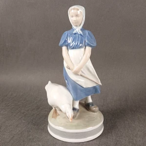 Royal Copenhagen 527 Gęsiarka Figurka Porcelanowa | Pige med Gås