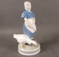 Antyczna porcelana duńska Royal Copenhagen nr 527 - profil od góry figurki Pige med Gås.