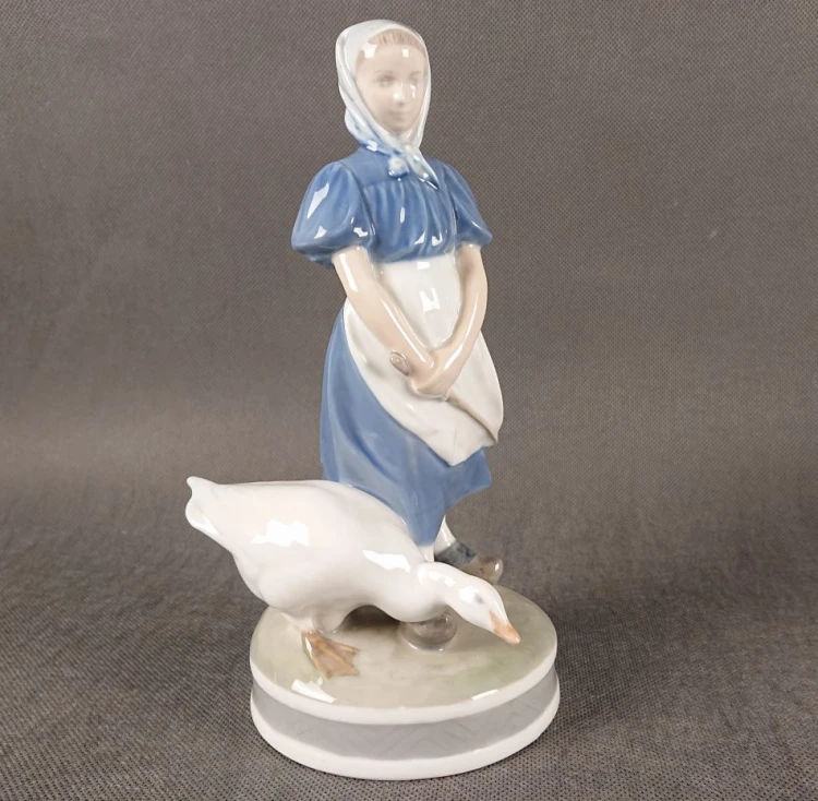 Antyczna porcelana duńska Royal Copenhagen nr 527 - profil od góry figurki Pige med Gås.