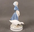 Antyczna porcelana duńska Royal Copenhagen nr 527 - profil prawy figurki Pige med Gås.