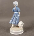 Antyczna porcelana duńska Royal Copenhagen nr 527 - profil tylny figurki Pige med Gås.