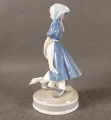 Antyczna porcelana duńska Royal Copenhagen nr 527 - profil lewy figurki Pige med Gås .JPG