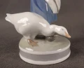 Porcelanowa gęś u stóp dziewczynki - detal malatury podszkliwniej Royal Copenhagen.