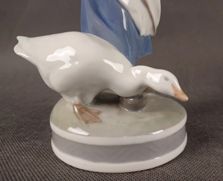 Porcelanowa gęś u stóp dziewczynki - detal malatury podszkliwniej Royal Copenhagen.