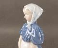 Detal rzeźby figuralnej Royal Copenhagen 527 - precyzja wykonania postaci gęsiarki.