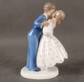 Profil boczny antycznej figurki Bing & Grondahl - Pierwszy Pocałunek porcelana duńska