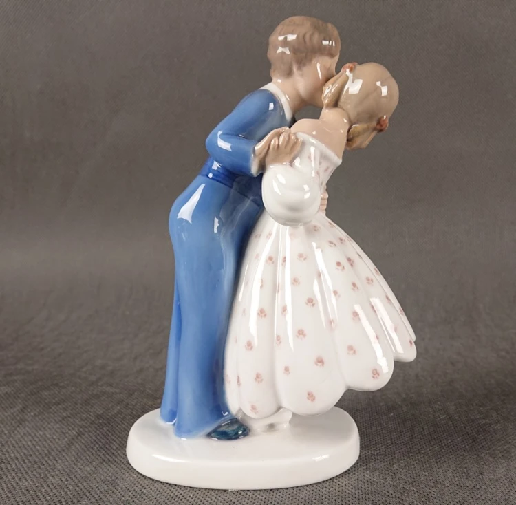 Profil boczny antycznej figurki Bing & Grondahl - Pierwszy Pocałunek porcelana duńska