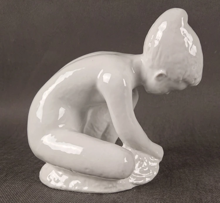 Profil figurki porcelanowej dziewczynka na plaży Wallendorf - 17,5 cm