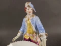 Ręcznie malowane detale stroju figurki porcelanowej KPM