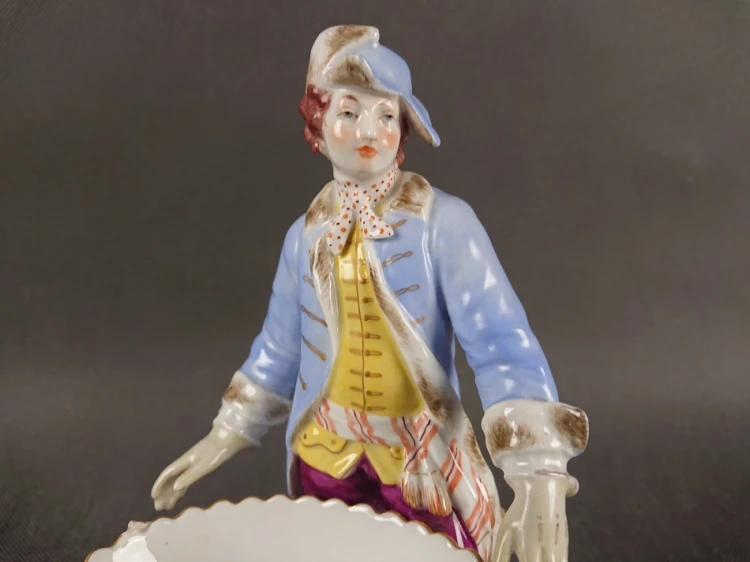 Ręcznie malowane detale stroju figurki porcelanowej KPM