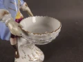 Prawa strona uszkodzony koszyk porcelanowej rzeźby KPM Berlin - zbliżenie