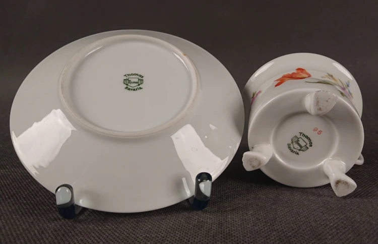 Sygnatura Thomas Bavaria na spodzie porcelanowej filiżanki