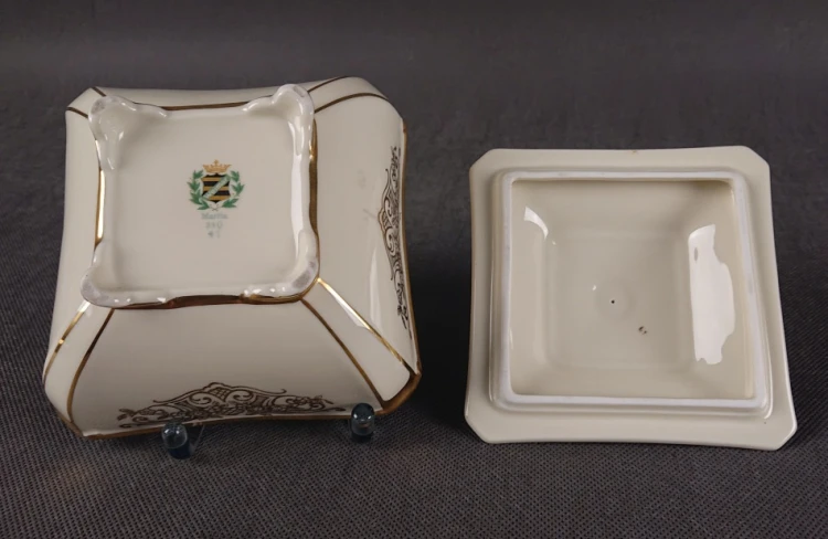 Antyczna porcelana Weimar sygnatura model Marita spod naczynia