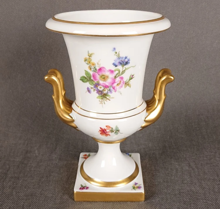 Biały wazon amfora ze złotymi uchwytami Lindner vintage Niemcy