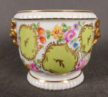 Zbliżenie na drugą stronę korpusu złocona porcelana antyk