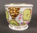 Zbliżenie na plastyczny uchwyt głowa lwa złocona porcelana antyk