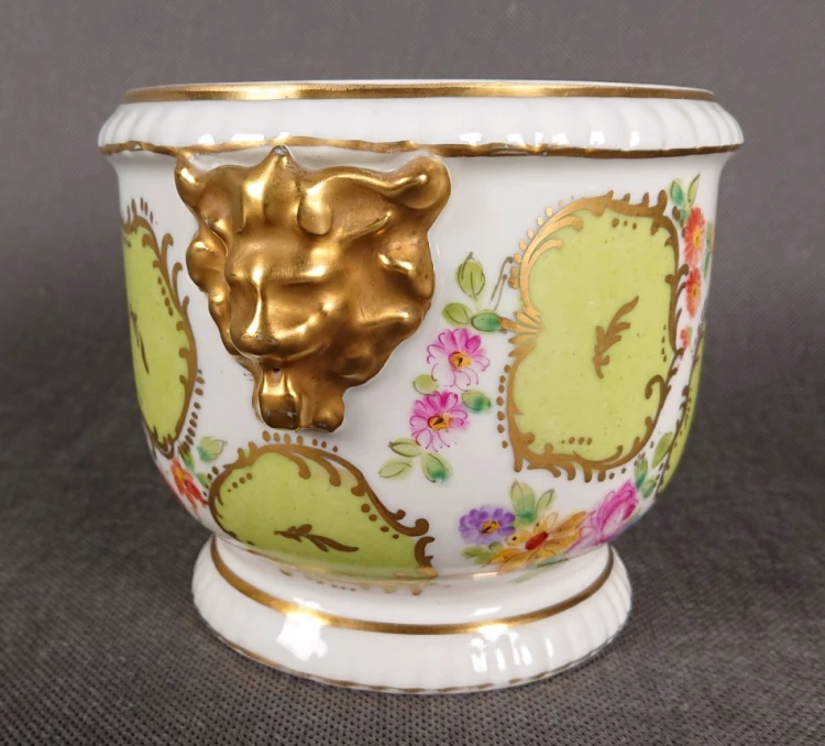 Zbliżenie na plastyczny uchwyt głowa lwa złocona porcelana antyk