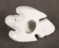 Rewers porcelanowej kropielniczki z otworem montażowym i sygnaturą