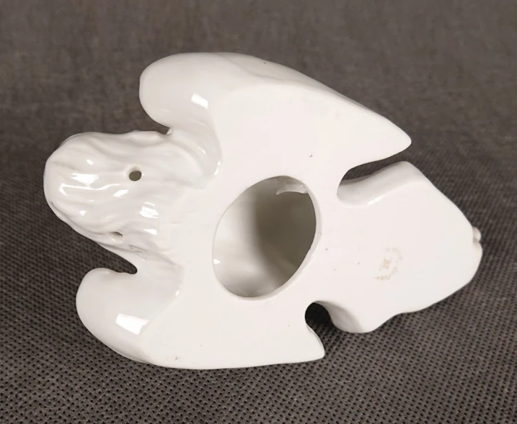 Rewers porcelanowej kropielniczki z otworem montażowym i sygnaturą