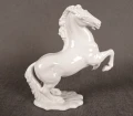 Biała figurka porcelanowa koń wspięty na tylnych nogach bok