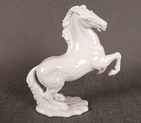 Biała figurka porcelanowa koń wspięty na tylnych nogach bok
